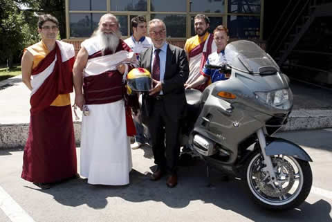 monjes-budistas-dgt-casco.jpg