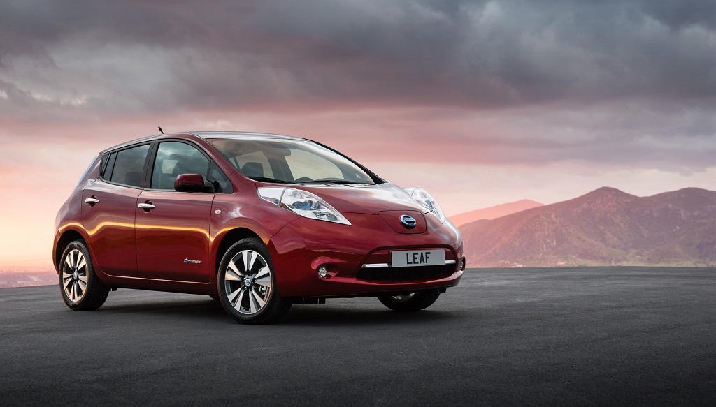 Nissan LEAF rojo