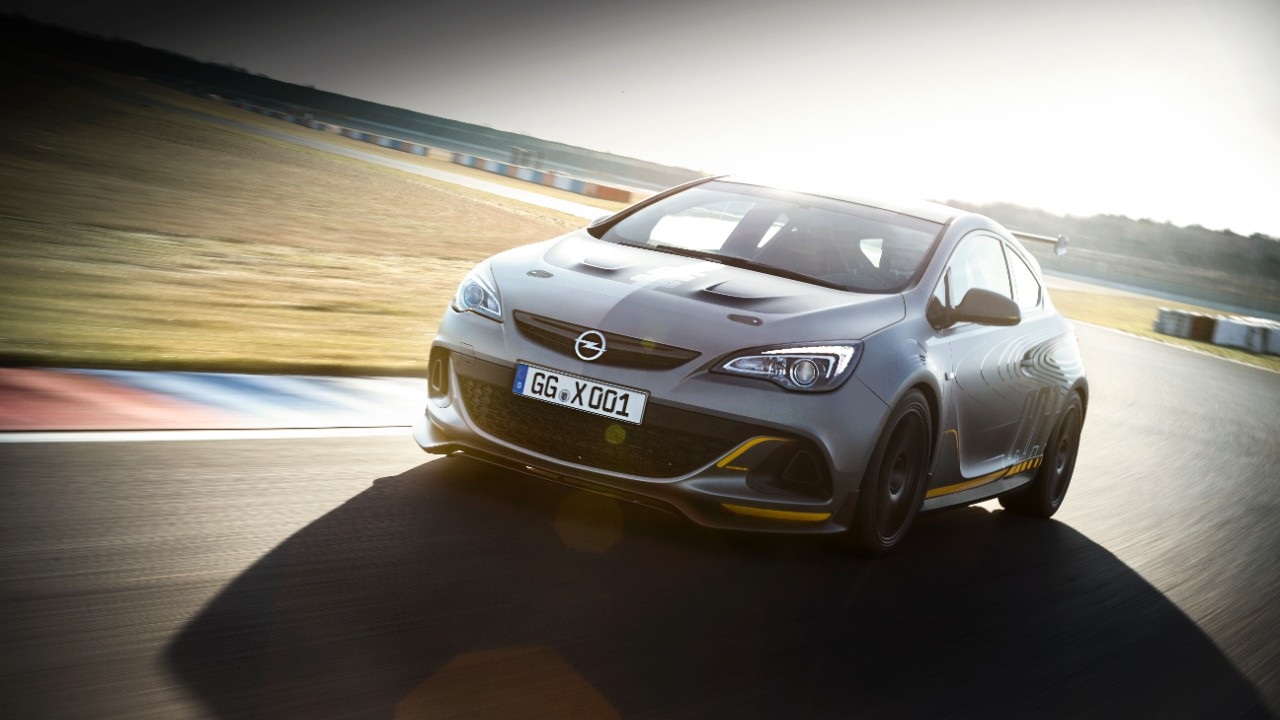 Opel Astra OPC Extreme en movimiento