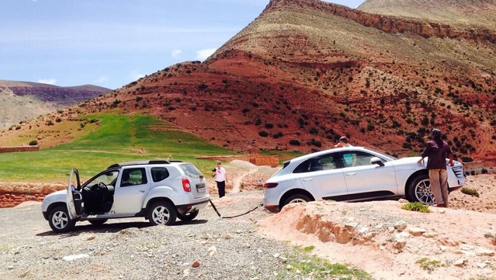 Dacia Duster rescatando un Porsche Macan