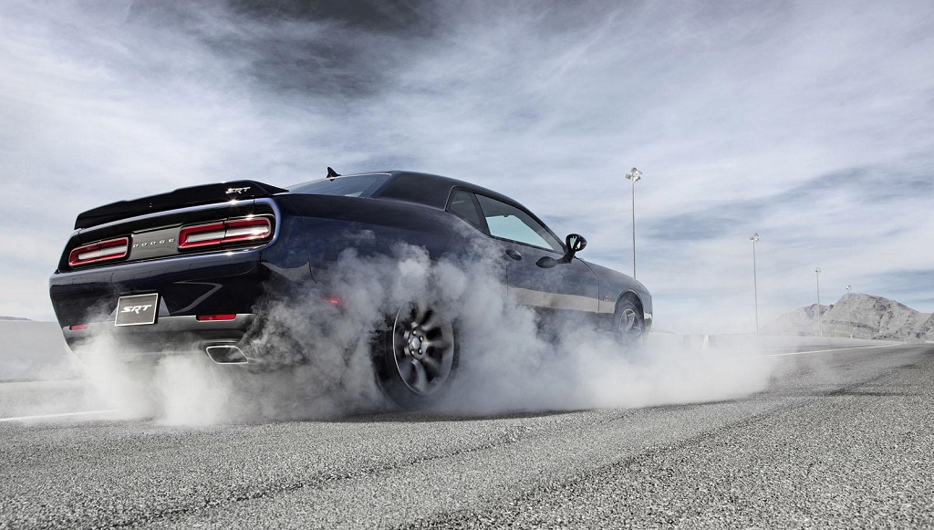 Dodge SRT Hellcat negro