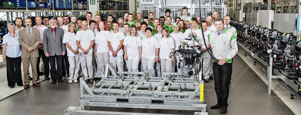 Trabajadores de Skoda con el motor de tres cilindros