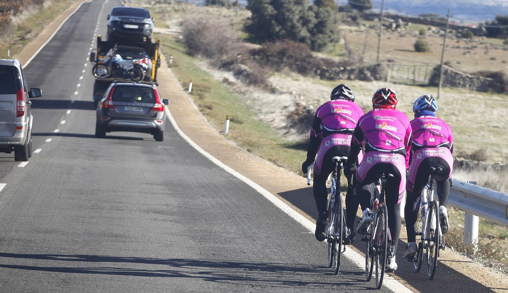 ciclistas en carretera