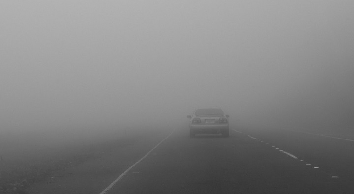 carretera con niebla