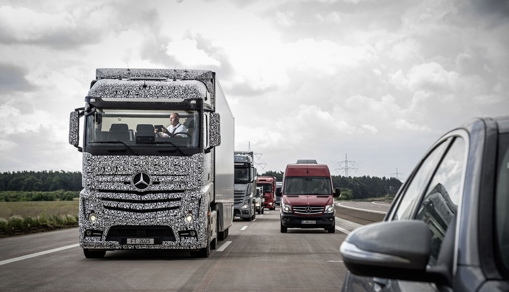 Future Track 2025 Mercedes-Benz 2