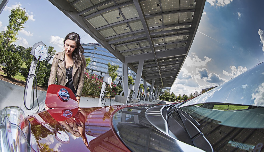 Mujer cargando un Nissan LEAF