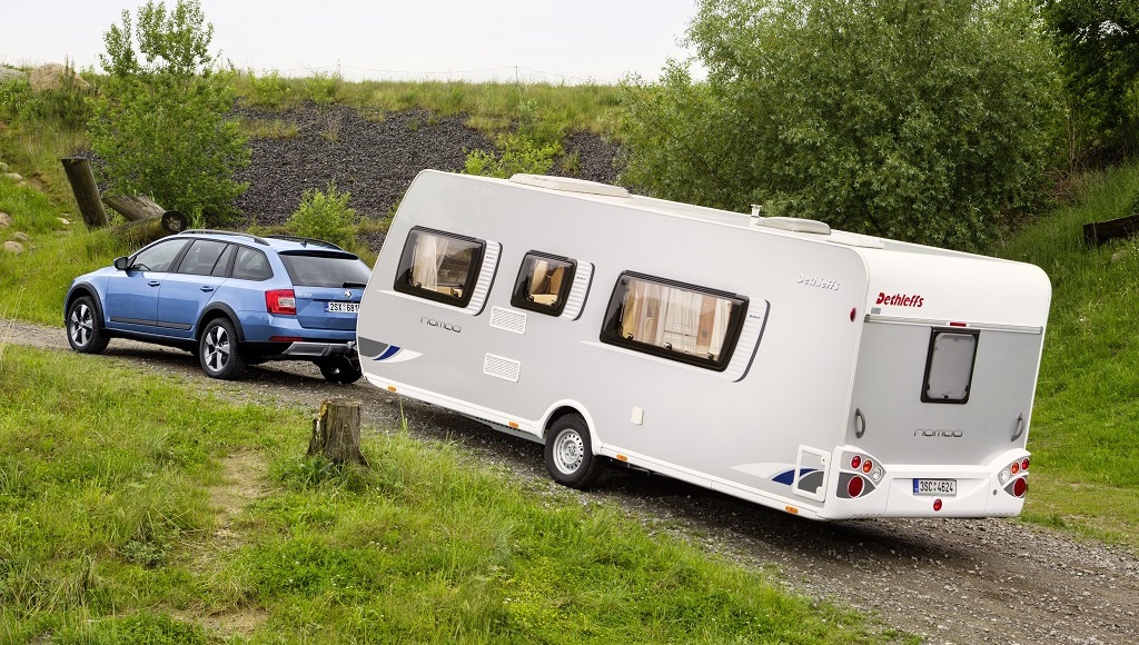 Skoda Scout con caravana