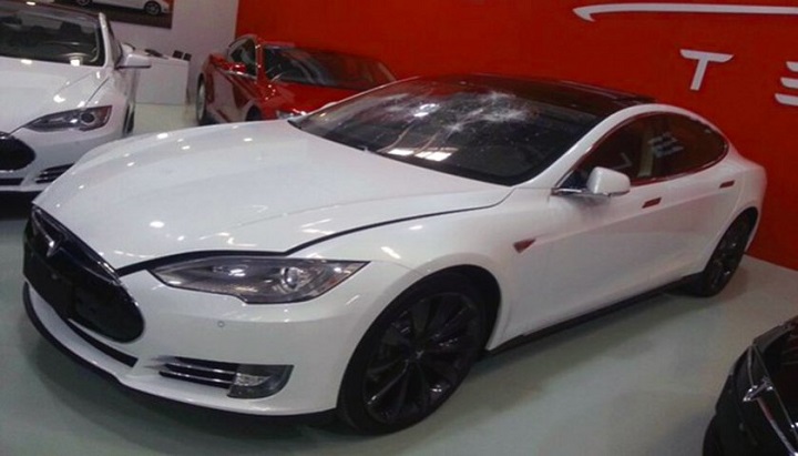 Tesla Model S parabrisas roto