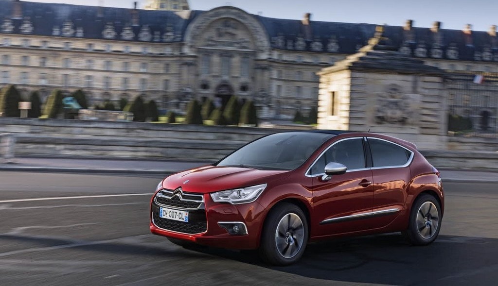 Citroen DS 4 2015 en una rotonda