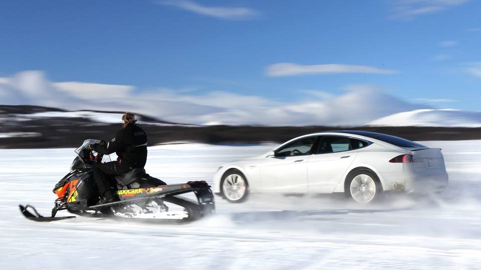 Tesla Model S P85D vs moto de nieve