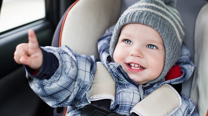 bebe en un coche