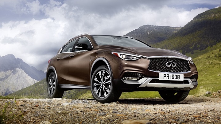 Infiniti QX30 desde abajo