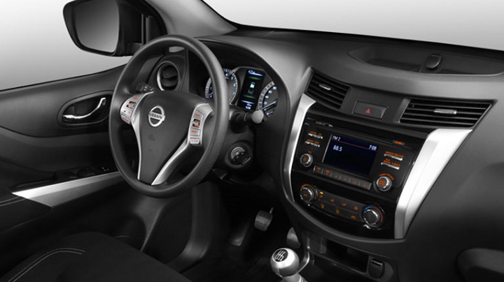 Nissan NP300 Frontier interior