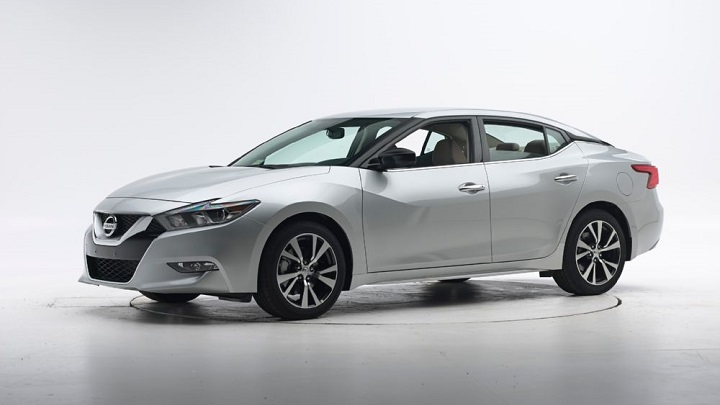 2016-nissan-maxima-iihs-testing-front-three-quarter