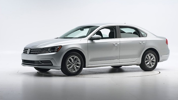 2016-volkswagen-passat-iihs-testing-front-three-quarter