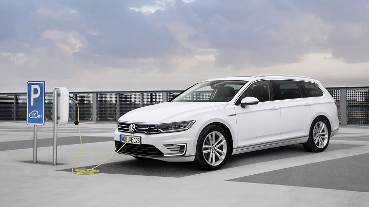 Volkswagen Passat GTE cargandose