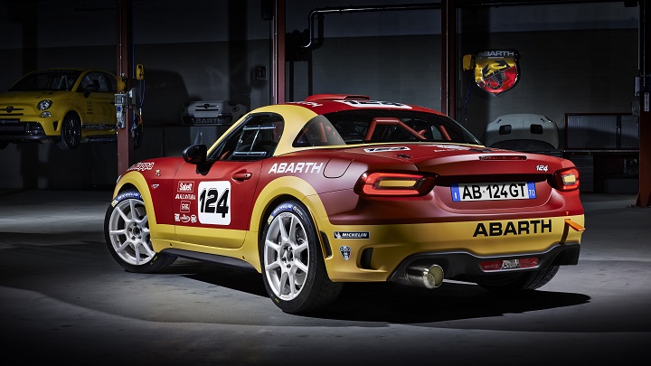 Abarth 124 Rally zaga tres cuartos