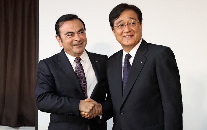 Ghosn y Masuko dandose la mano