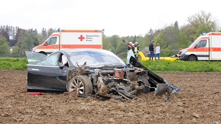Tesla Model S accidente 5