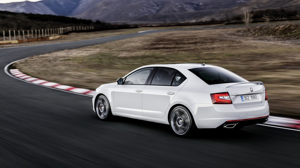 Skoda-Octavia-RS-2017-zaga