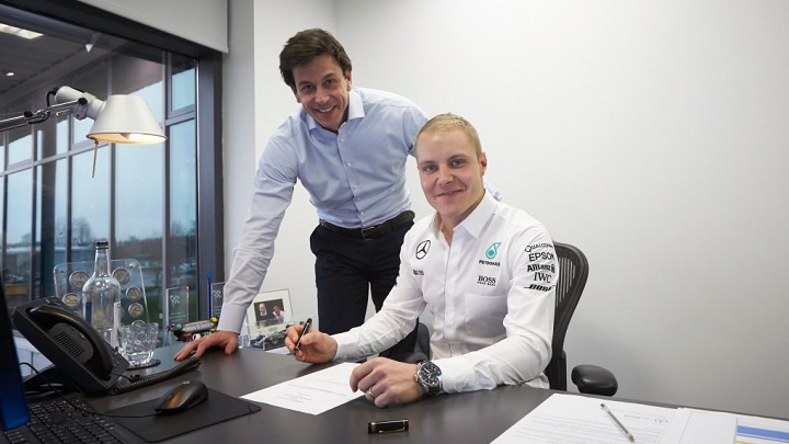 Valtteri-Bottas-firmando