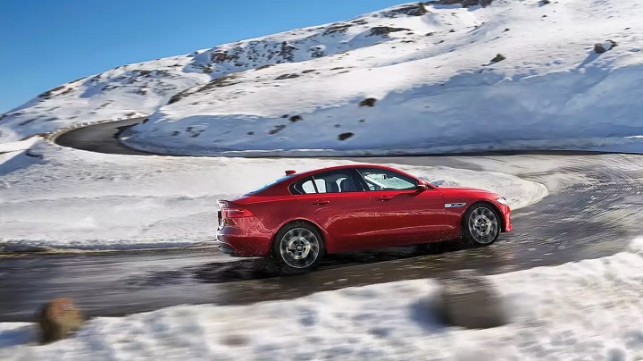 Jaguar-XE-en-la-nieve