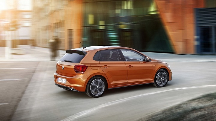 Polo-2018 /></p>
<h3><strong>Equipamiento bastante completo</strong></h3>
<p>En lo que a niveles de equipamiento se refiere, son tres las opciones: <strong>Edition, Advance y Sport</strong>. También hay una terna de opciones para incluir un paquete de personalización, que en este caso son los <strong>R-Line, Black y Style</strong>. El Polo más básico incluye elementos de equipamiento como el servofreno de emergencia con detección de obstáculos y peatones o los pilotos de LED. El tamaño de las llantas de aleación oscila entre las 14 y las 18 pulgadas.</p>
<p>Si nos subimos al Polo, rápidamente nos damos cuenta de que hay más de un <strong>sistema multimedia</strong> disponible con pantallas táctiles de entre 6,5 y 8 pulgadas. Sea cual sea la elección, existe compatibilidad con Apple CarPlay y Android Auto. El panel de instrumentos puede ser digital en opción.</p>
<p>Para terminar, decir que se fabrica en Navarra y que está disponible en <strong>multitud de colores</strong>: 14 para la carrocería y 17 para los paneles interiores. De hecho, también hay 12 diseños de llantas distintos y 11 para la tapicería.</p>
<p><img decoding=