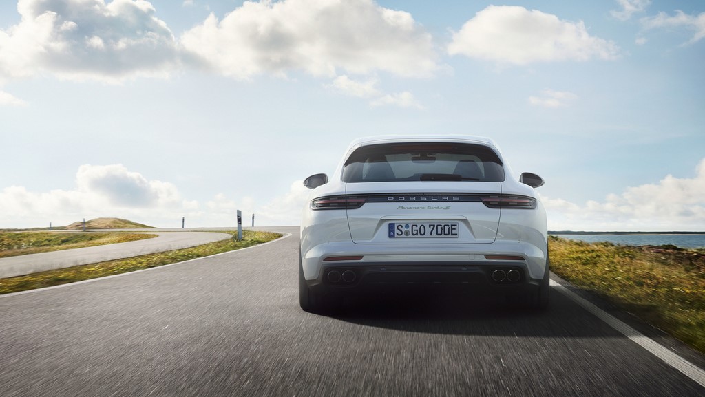 Porsche-Panamera-Turbo-S-E-Hybrid-Sport-Turismo