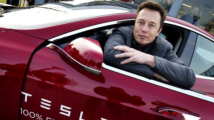 Elon-Musk-en-un-Tesla