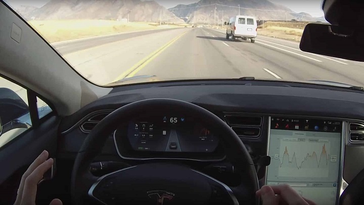 Tesla-autopilot-autopista