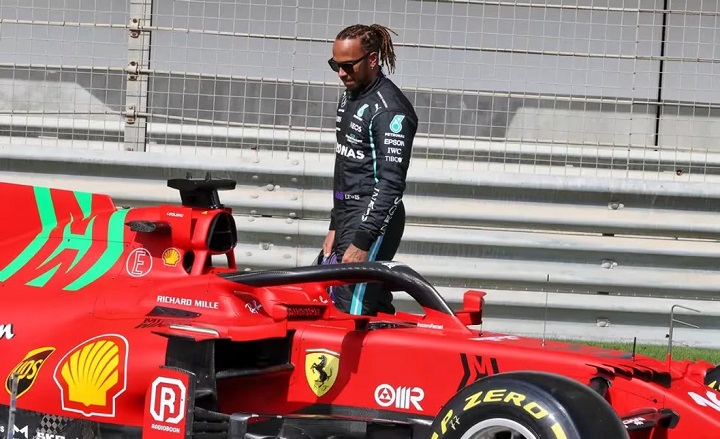 Hamilton-al-lado-de-un-Ferrari